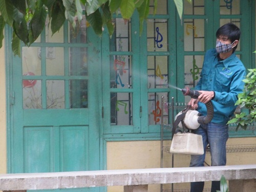 Nhân viên Bình Đan triển khai dịch vụ phun thuốc diệt muỗi tại quận Cầu Giấy